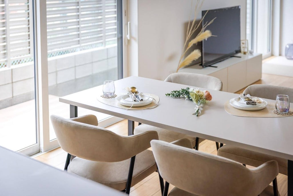 ダイニングテーブルの配置・レイアウト例5選|気をつけるポイントやテーブルの選び方を解説