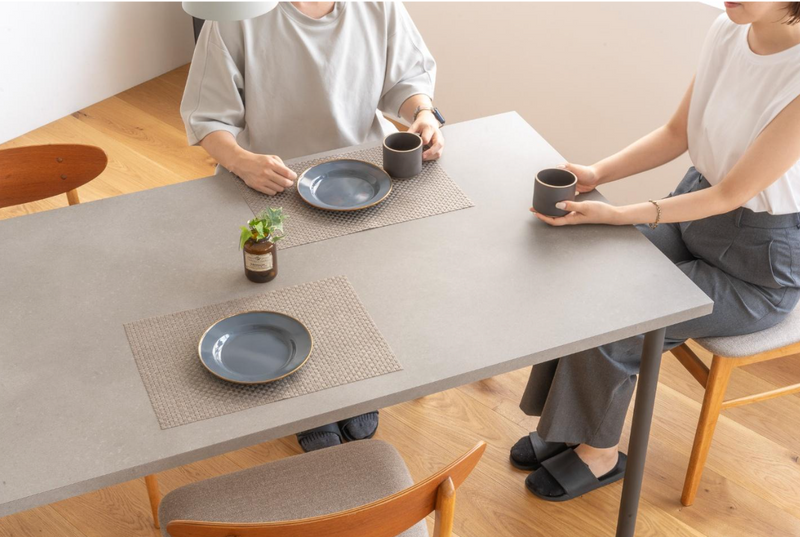 メラミンテーブルとは？使用するメリットや購入前に知っておきたい注意点を解説