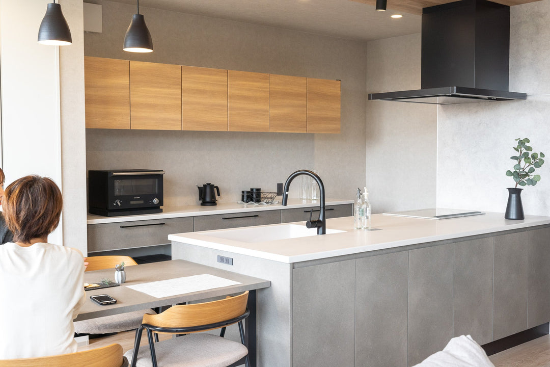 システムキッチン『オフェリア』とデザインを揃えたダイニングキッチン空間。