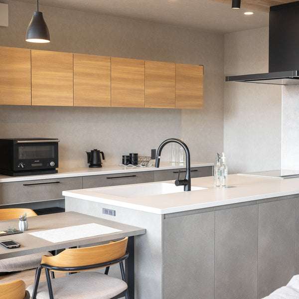 システムキッチン『オフェリア』とデザインを揃えたダイニングキッチン空間。