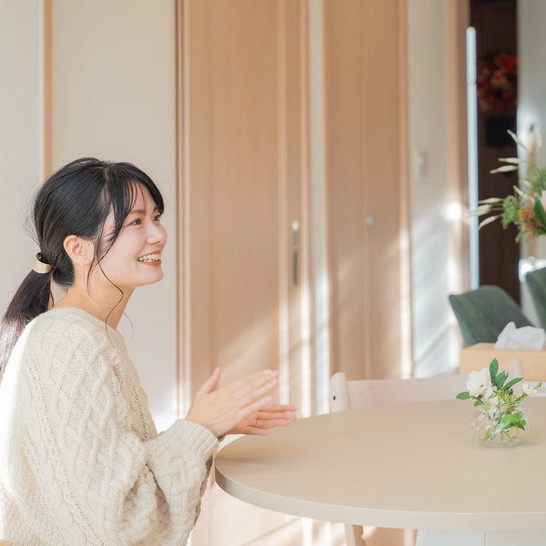 【お客さまインタビュー】家族の時間がもっと愛おしくなる。一本脚のテーブルがつくる穏やかな日常