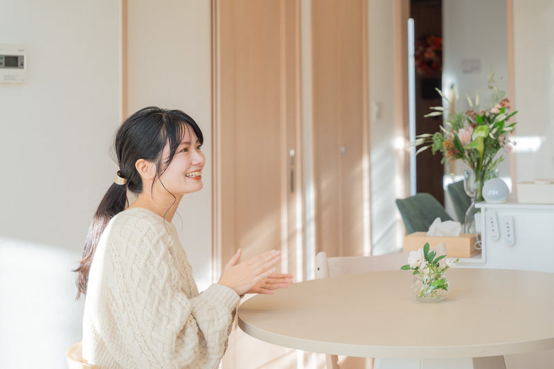 【お客さまインタビュー】家族の時間がもっと愛おしくなる。一本脚のテーブルがつくる穏やかな日常