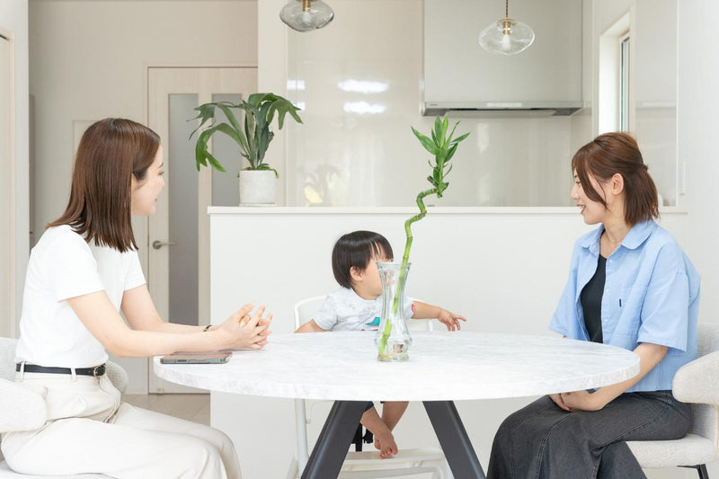 三人家族にぴったりのダイニングテーブルを選ぼう！サイズ・形・素材のポイントを解説