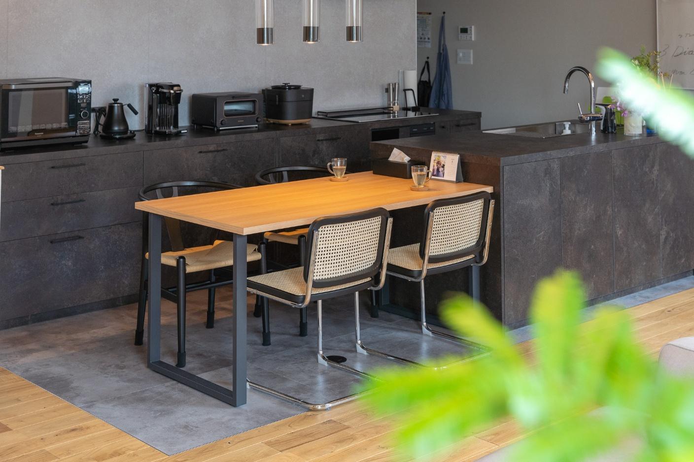 ダイニングテーブルは長方形がおすすめ？メリット・デメリットと製品選びの注意点を解説