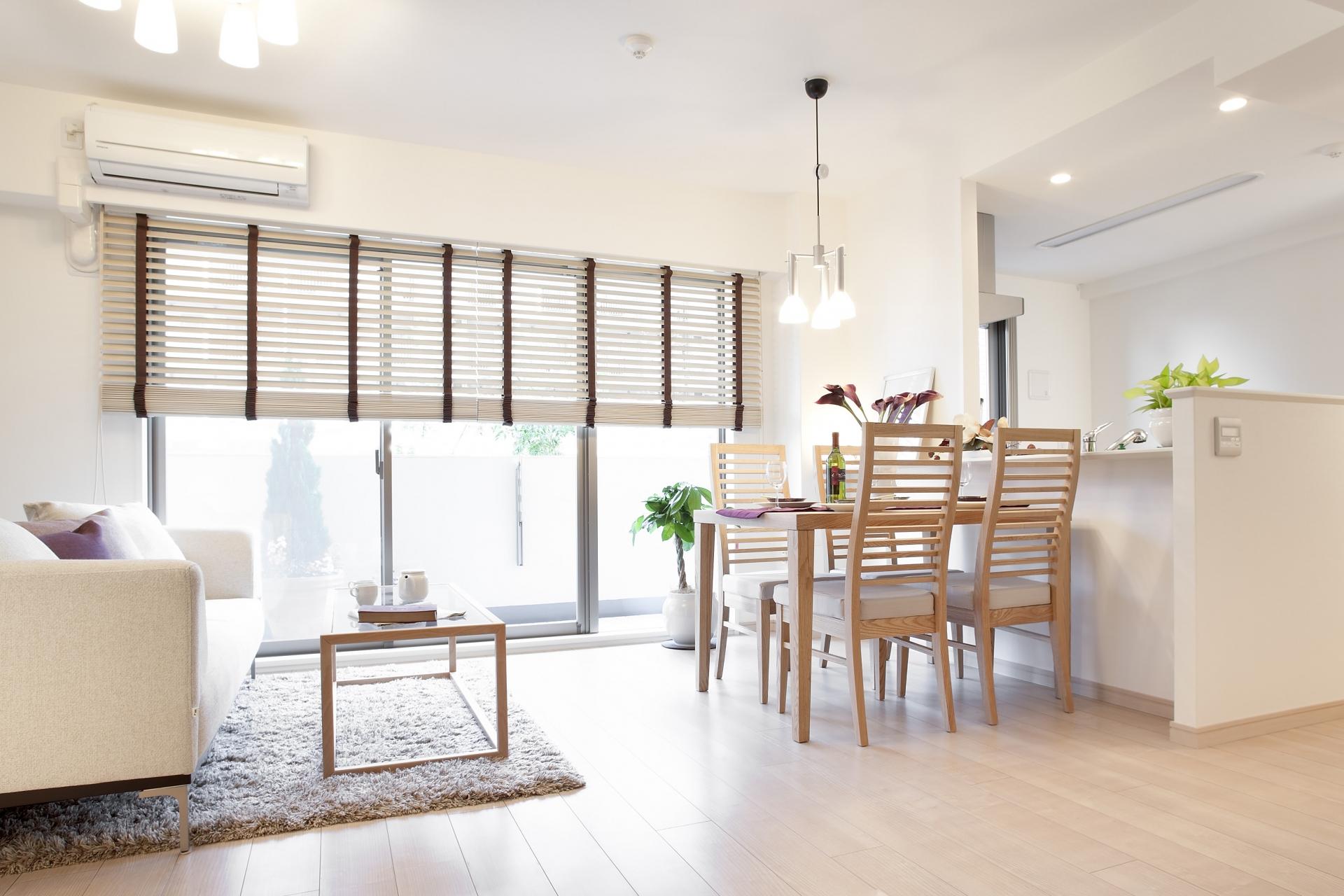 ダイニングチェアでなぜ腰痛になる？製品選びのコツと正しい座り方の3つのポイントを解説