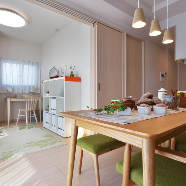 軽いダイニングチェアのメリットは？素材別の特徴や選ぶ際の5つのポイントを解説