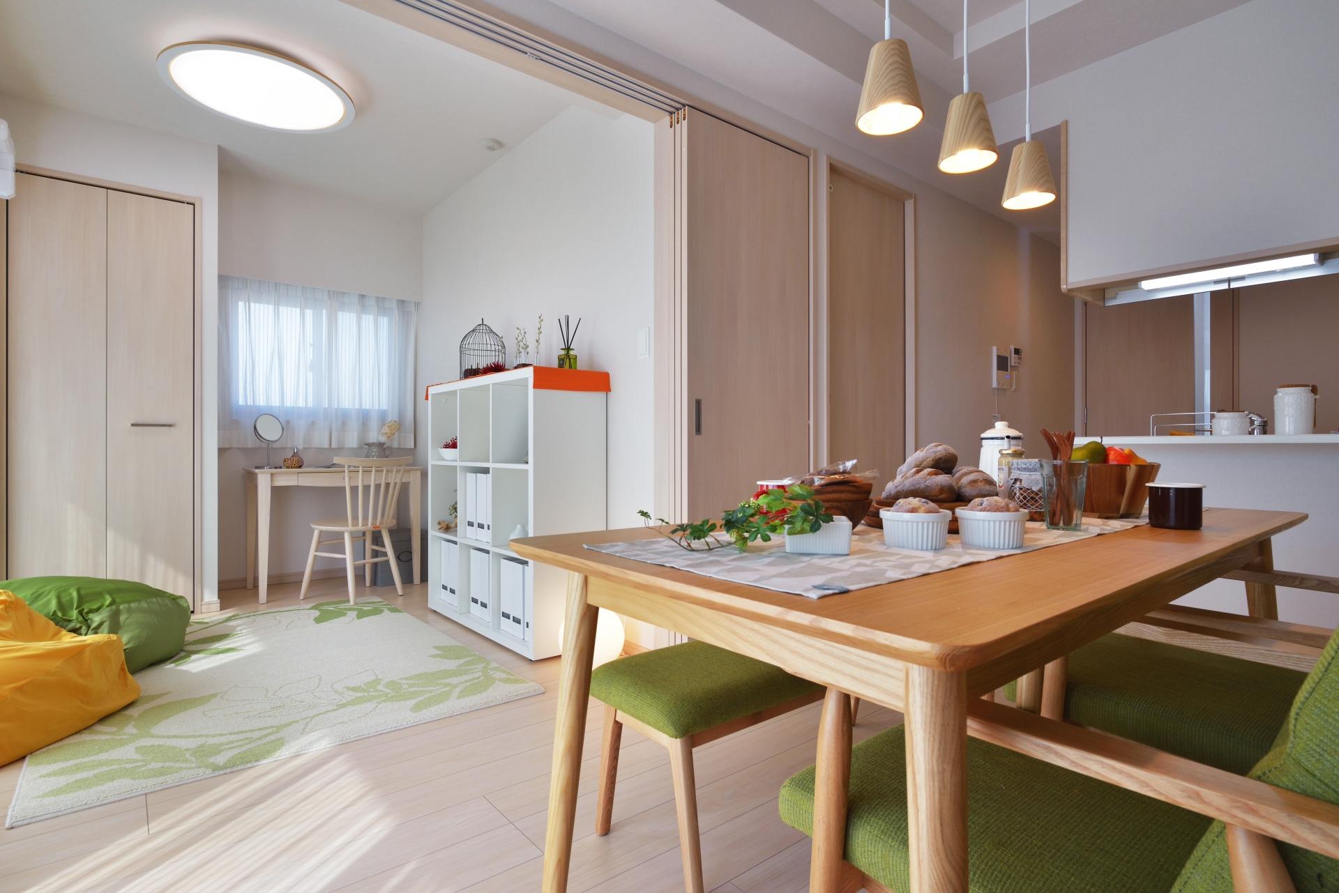 軽いダイニングチェアのメリットは？素材別の特徴や選ぶ際の5つのポイントを解説