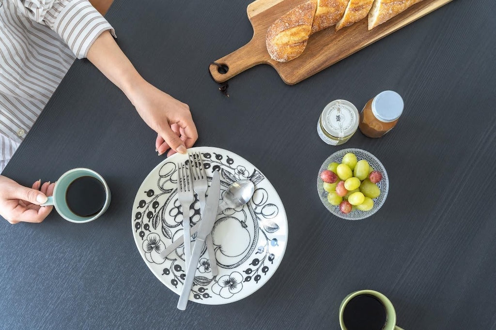 ダイニングテーブルが汚れにくいおすすめの素材5選｜汚れにくくするポイントを解説